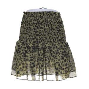 En grön kjol med leopard mönster från HM. Jag undrar om det är någon som är intresserad att köpa denna. Isåfall startar jag en budgivning. Storlek S