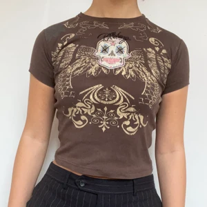 Brun Billabong babytee - Brun Billabong babytee med coola motiv. Originellt barnstorlek men sitter bra på mig som vanligtvis bär S. Passar även sx. Köpare står för 26kr spårbar frakt. Plagget är i gott defetfritt skick. BUD ÄR ENDAST GILTIGT OM MAN ÄVEN SKRIVIT PRIVAT! 