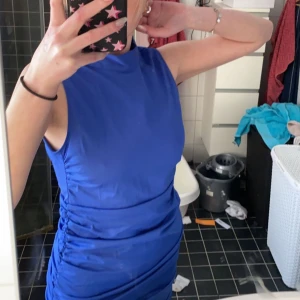 Klänning från Zara❤️ - Så jäkla snygg klänning ifrån zara! Lappen är kvar så den är endast provad! Säljer den då det inte var min stil💖💖