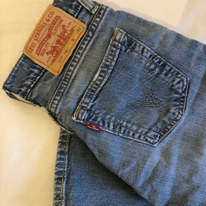 Levis jeans - Ljusblåa levis jeans som tyvärr är för små för mig. Jeansen är lågmidjade och har en utsvängd modell 💙