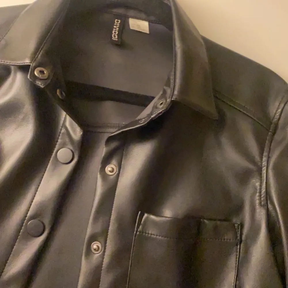 Jättesnygg tunn ”skinn” skjortjacka i storlek xxs, passar mig som ofta har storlek s. Perfekt att ha till sommaren, man kan ha den både öppen och stängd. Säljer för 100kr + frakt🖤 . Jackor.