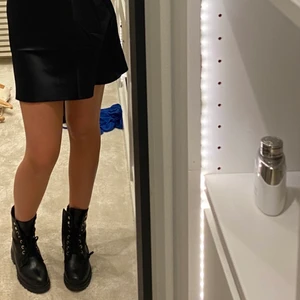 Boots  - Snygga svarta skinn boots, sköna trendiga & så snygga sparsamt använda och i fint skick, ganska små i storleken. Kommer tyvärr inte till användning!☺️ Priset är EXKLUSIVE frakt!!
