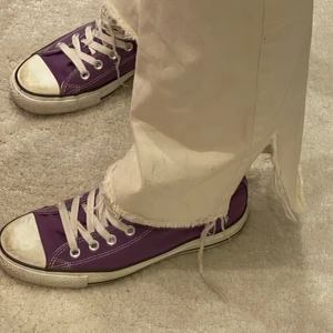 Lila Converse - Fina lila converse ÄKTA (lite smutsiga längt fram men fina)