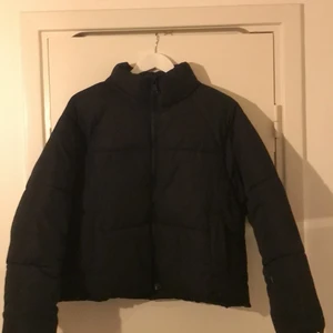 svart pufferjacket - Säljer även min svarta pufferjacket från monki då den inte kommer till användning längre. Fläck på ena sidan armen (vet inte om den går att få bort i tvätt) Storlek S men passar nog en M också🌨