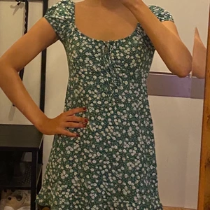 Blommig grön klänning - 💚 Blommig grön klänning från motelrocks storlek XS, 80kr innan frakt 💚