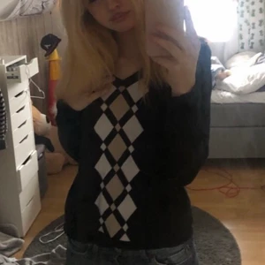 söt tröja - jättesöt tröja ja köpte secondhand i höstas i storlek M. sparsamt använd av mig och skulle säga att den är i bra skick. har bara inte fått användning av den. hör av dig vid frågor<3