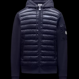 Moncler Cardigan - Size M DSWT - En helt ny Moncler cardigan. Nypris är 8360kr. Navy färg. 