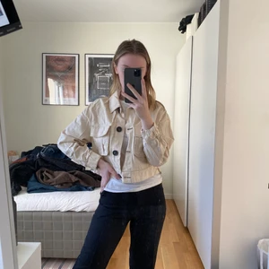 Jacka - Beige jacka från Bershka, aldrig använd. Fickor och dragsko i midjan. Storlek XS, kroppad i modellen 