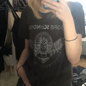 brun tshirt - jättefin brun tshirt med silver/glitter text på i storlek S som ja köpte secondhand i höstas. i jättebra skick, har bara inte fått användning för den. sitter lite oversized så skulle nog även passa nån med M men oxå XS/XXS. hör av dig vid frågor<3