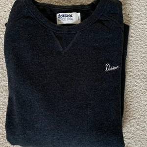 Dobber grey sweatshirt - En grå sweatshirt från dobber, mycket fin!