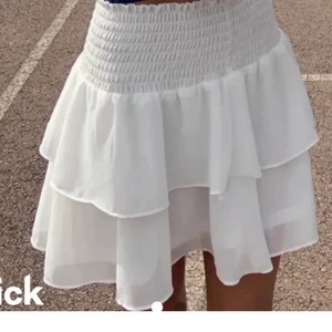 Volangkjol  - Hej🥰 jag söker den här jag kan ge cirka 40-50kr( ink om du inte kan åka till Ekerö centrum) för den hels vit och spårbar. Vill hels hämta men jag hämtar bara ifrån Ekerö centrum. Storlek XXS eller XS