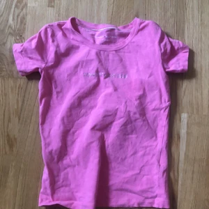 Oanvänd tommy hilfiger tshirt - Jättesnygg passform och färg dock inte min stil längre!! Osäker endå om jag ska sälja eftersom den e så snygg