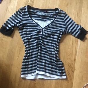 Twilight inspirerad tröja - Gullig tröja med inbyggt linne påminner om Bellas tröja , jättecute sitter fint och forever in style