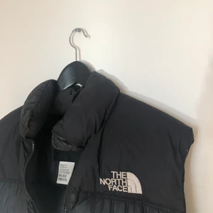 The North Face väst - ✨För mer secondhand och snostilen kolla in @catrinsandbergvintage på tiktok och @catrinsandberg på Instagram!✨                              Svart the north face väst i super fint skick då jag inte använt den mycket. Storlek är Herr M så passar väl XS-L på en kvinna beroende på hur man vill att den sitter. 