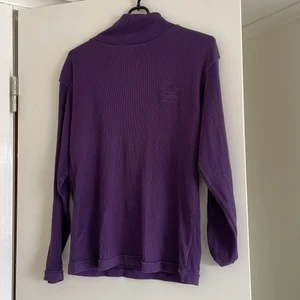 Lila polotröja  - Oanvänd lila polotröja köpt på second hand förra året🥰