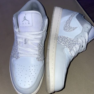 Air Jordan 1 Low Berlin Grey - Ordinariepris 3990 kr, säljer skorna för 1399 kr då jag bara andvänt skorna två gånger. Storlek 42