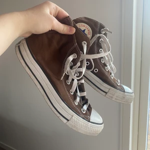 Converse - Jättefina bruna converse! Har rosa sömmar (de sista bild) men inget som syns så mycket. Köpt secondhand här på plick. Storlek 37,5 vilket tyvärr blir för stort för mig. Skriv privat för fler bilder! Om fler är intresserade blir det budgivning💗
