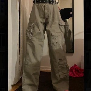 Kappahl baggy jeans - Jag hade på mig de här snygga mörk gröna jeansen för några år sedan, men nu har jag vuxit ur de och de kommer inte till andvändning. Min syster har storlek xs och så här sitter de på henne. Men de är såååå coola och önskar att jag kunnat ha på mig de nu ❤️❤️ alla kön kan ha på sig de 😍