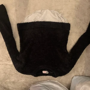 Storlek 146/152 - Jättemysig tröja. Den har ett litet hål vid armen men syns inte till alls. Jätte mjuk material!