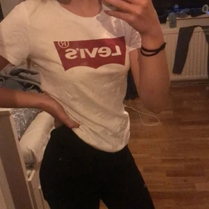 Levis t-shirt - Jätte snygg Levis t-shirt i storlek xs men själv så har jag s och den passar mig. Använd typ 2 gånger och säljer för den inte kommer till användning. Köparen står för frakten (: