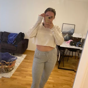 Mjukisbyxor och stickad tröja🙌🏻 - Säljer dessa tillsammans, vita stickade tröjan är ifrån Asos med storlek 38, den är croppad. Mjukisbyxorna är ifrån Cubus med storlek M.  ✌🏼