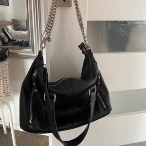 Cool väska  - Väska ifrån Accent, väskan köpt för 699kr och kedjan 299kr. Väskan är som nyskick! 