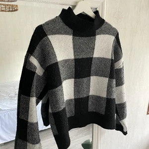 Stickad tröja  - Finaste och varmaste tröjan från Chiquelle! Fint skick och sticks inte 💜 