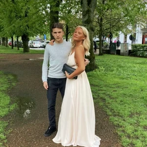 Balklänning - Balklänning från youmefashion i storlek 36. Använd en gång så i super skick. Nypris 1899. Kom med bud 💜