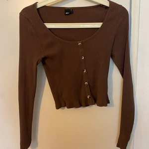 Brun topp - Hör av dig om du är intresserad<3 frakt: 63kr