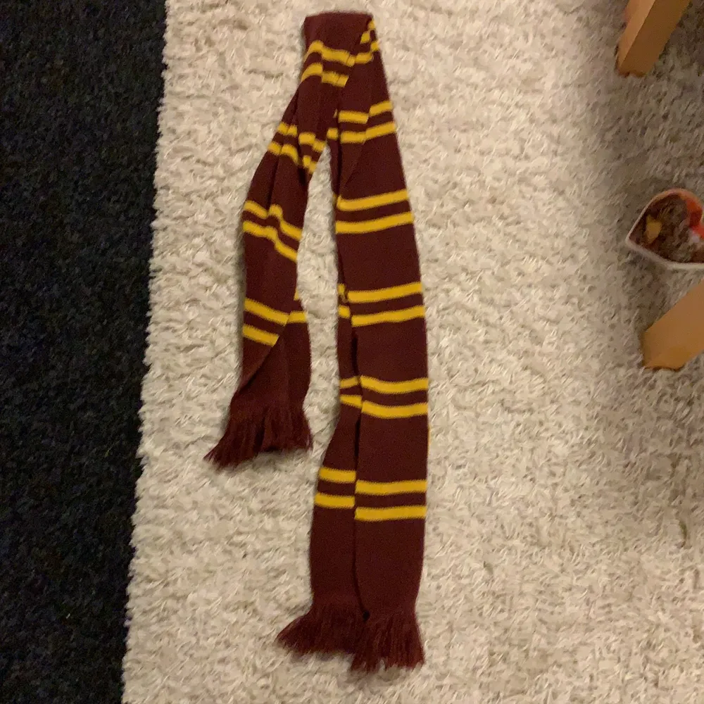 Griffindor scarf köpt på Harry Potter the exibition i Norrköping❤️ används inte längre då jag är slytherin . Accessoarer.