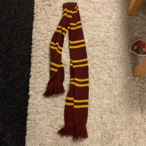 Griffindor scarf köpt på Harry Potter the exibition i Norrköping❤️ används inte längre då jag är slytherin 