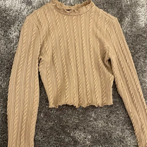 Super fin beige tröja! - Knappt använd!