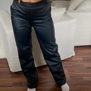 Skinnbyxor - Skitsnygga skinnbyxor från NAKDxLinnAhlborg, raka i modellen och sitter väldigt bra på!💓 Jag på bilden är 163 cm lång, hör av dig vid frågor eller funderingar🥰