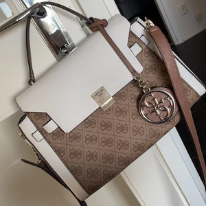 Väska från GUESS  - GUESS väska 