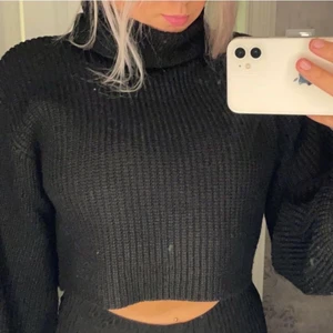 Stickad tröja - En jättemysig svart stickad tröja från Nelly med hög krage i storlek S, använd max 3 gånger💞skriv vid frågor eller intresse💞