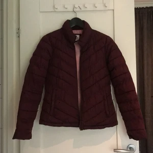 Vår-/Höstjacka - Vinröd dunjacka från GAP. Använd men i fint skick