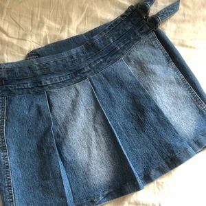 y2k jeanskjol - jättesöt y2k kjol aldrig använd! står ej vilken storlek men passar typ m. skric för fler bilder😛