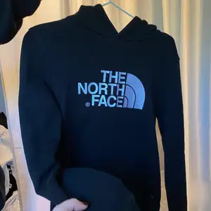 Svart hoodie från The north face men tryck i fram. Storlek XL i junior så sitter som en M. Inte alls mycket använd, använd ca 5 gånger. Inga noppror eller defekter. Köpt för 499kr. Skriv för mer information eller bilder ☺️