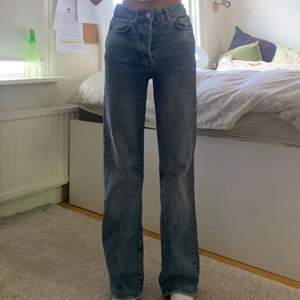 INTRESSEKOLL‼️ Ett par jeans i modellen regular wide från Bikbok. Köpta i vintras men inga synliga fläckar eller hål. Insydda så att dom passar mig som är ca 154-155 cm lång. Skriv vid frågor💕