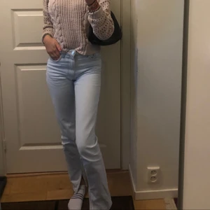 Zara Jeans med Slits  - Ett par slutsålda Zara jeans med slits på insidan av benet, älskar dessa byxor och de ser ut som nya 