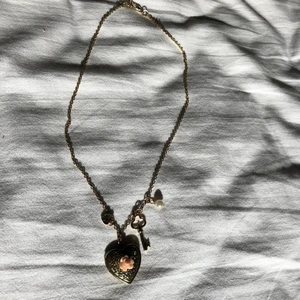 Hjärt halsband - Ett BFF hjärthalsband som används 2-3 gånger. Kan användas som ett vanligt halsband också, är lika fint! Kan ha ett utklippt foto i halsbandet om man vill. 