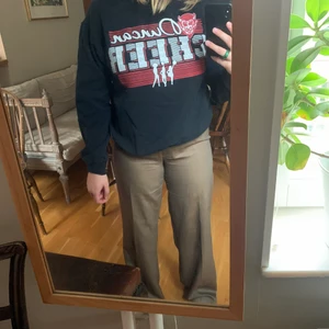 Sweatshirt  - Jättefin sweatshirt köpt second hand. Endast använd fåtal gånger. Säljer pga att den inte kommer till användning. Köparen står för frakt💕💛