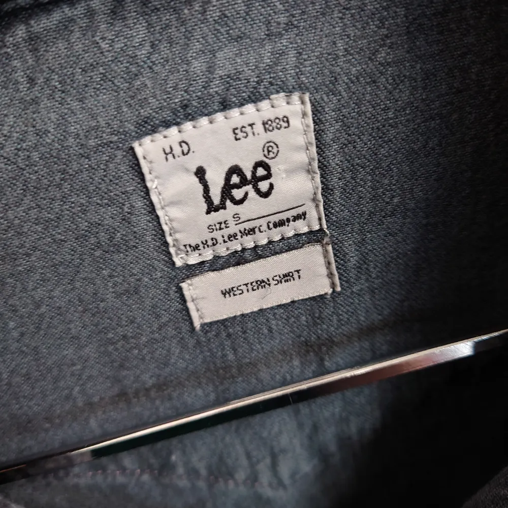 Tunn jeansskjorta från Lee, grå färg och fint skick💎. Skjortor.