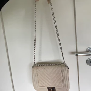 Beige axelremsväska  - Mellanstor axelremsväska köpt ifrån ut och Penn. Kedjan går att förlänga och förkorta (se bild)❤️Frakt 79kr.