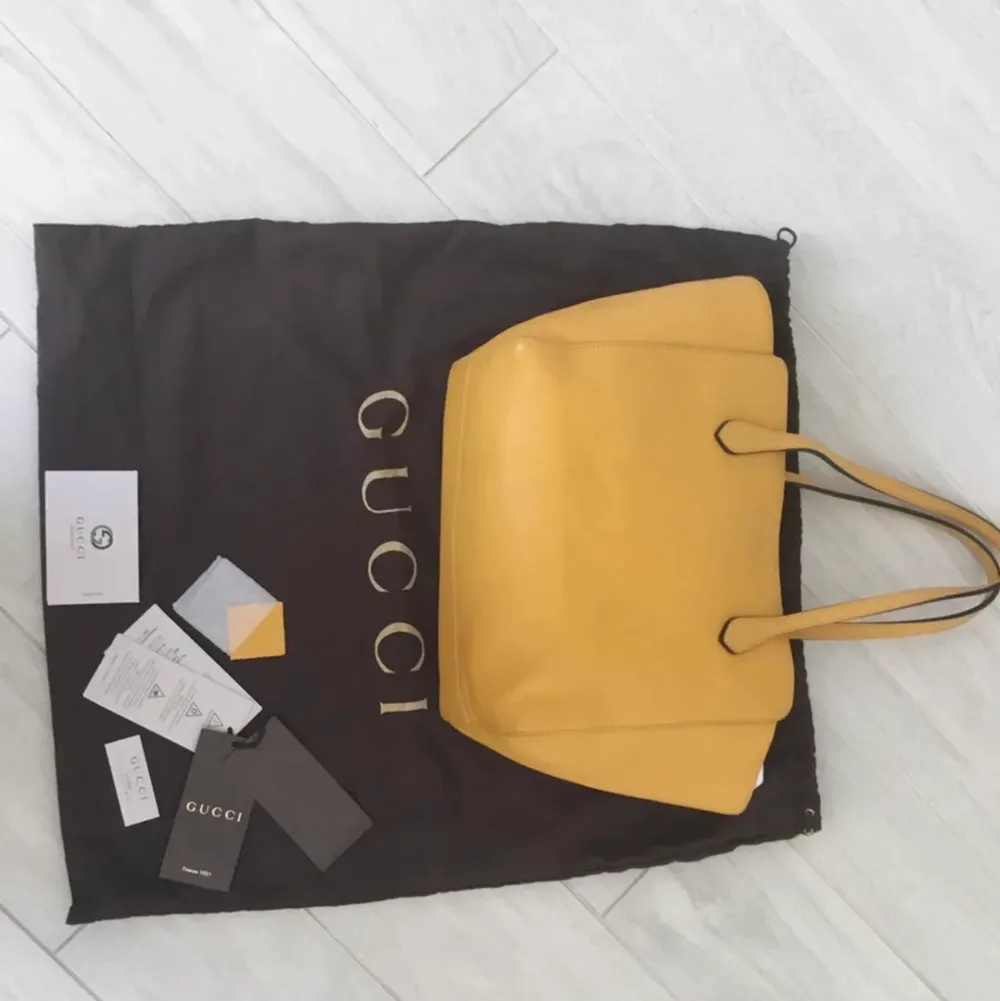 Yellow Gucci Bag. Väskor.