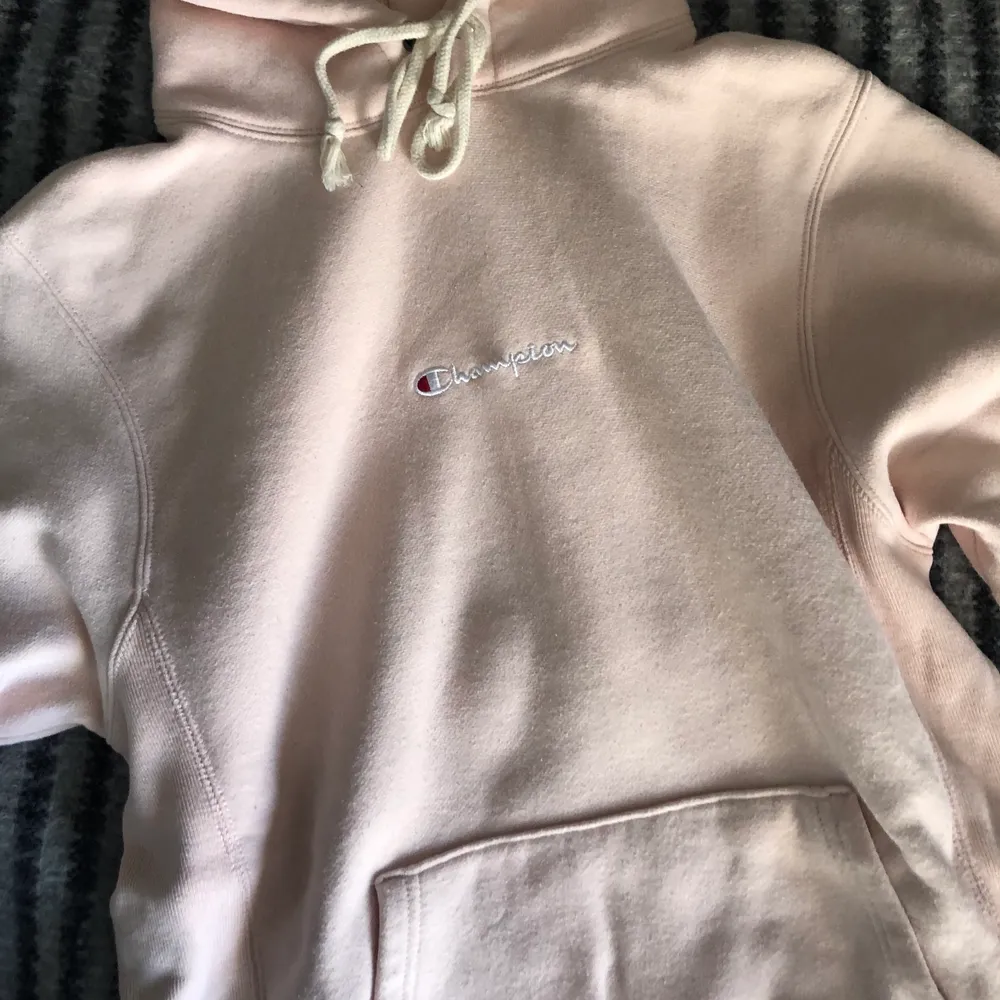 Champion hoodie från Urban Outfitters. Oversized i storleken. Väldigt bra skick. Använd ett fåtal gånger. Färgen är baby rosa / väldigt ljus rosa💗 Frakt tillkommer beroende på:). Hoodies.