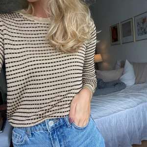 Zara tröja - Säljer en Zara stickad tröja i guld/beige färg! Storlek S! Populär tröja som är slutsåld! Köparen står för frakten🖤🖤