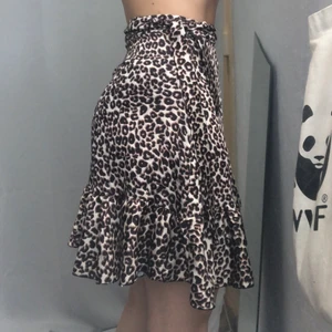 Leopard-mönstrad kjol - Jättesnygg kjol som jag fick i present för ett tag sedan. Säljer då den inte kommit till användning!