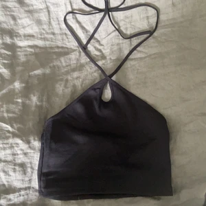 Halterneck topp från zara! - Så fin slutsåld svart topp från zara som man knyter runt nacken. Knappt använd pga att jag har ett liknande, passar xs-s:) buda från 50!