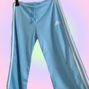 y2k adidas track pants  - sjukt coola y2k adidas byxor köpta på humana i felfritt skick! endast använda en gång och perfekta nu till sommaren. säljer då de blivit för små för mig. (andra bilden är lånad) 🦋✨